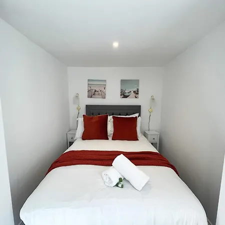 Lägenhet Two Bedroom Ground Floor Flat With Outdoor Space