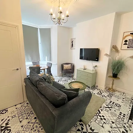 Two Bedroom Ground Floor Flat With Outdoor Space