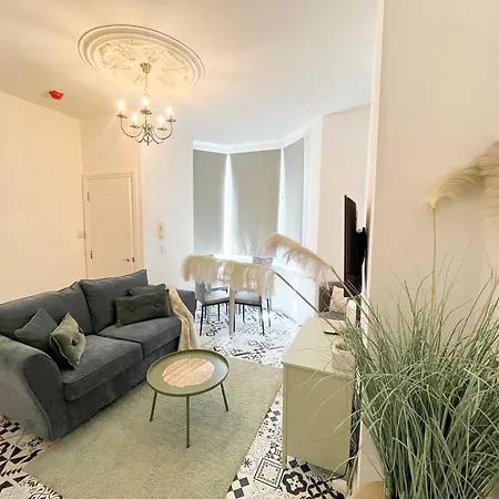 Apartment Two Bedroom Ground Floor Flat With Outdoor Space *