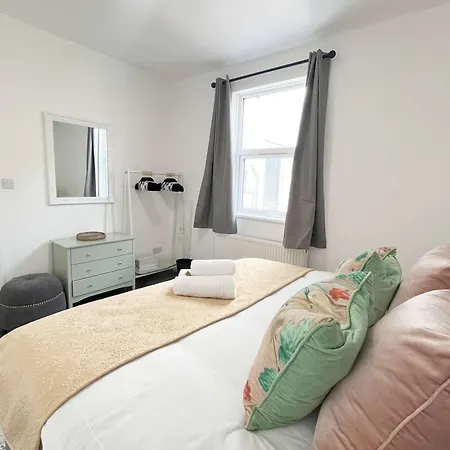 Two Bedroom Ground Floor Flat With Outdoor Space Apartment