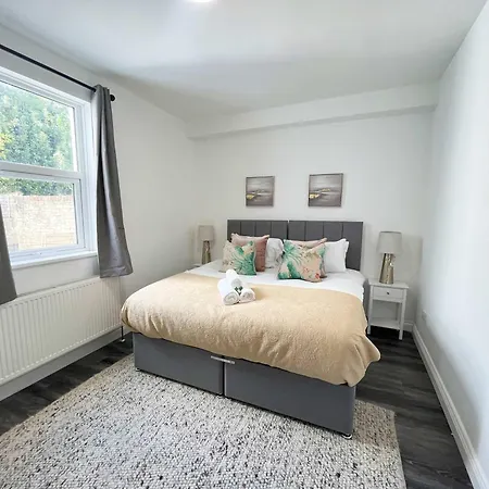 Apartment Two Bedroom Ground Floor Flat With Outdoor Space Bristol