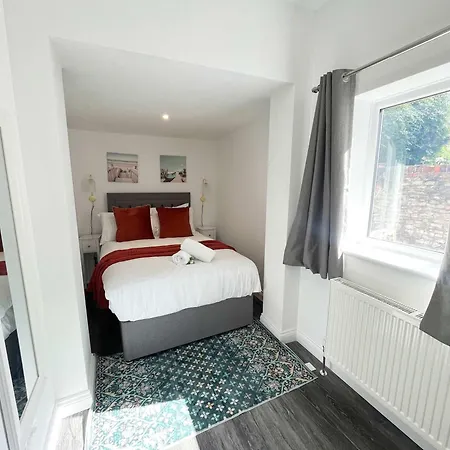 Two Bedroom Ground Floor Flat With Outdoor Space Apartment *