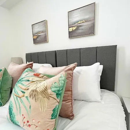 Apartment Two Bedroom Ground Floor Flat With Outdoor Space