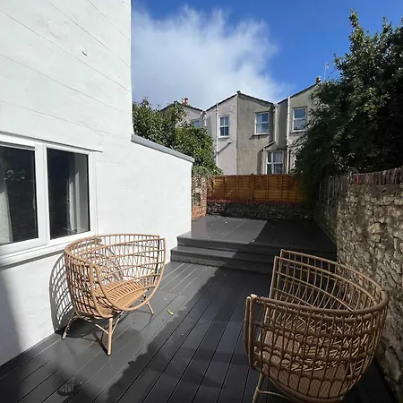 Apartment Two Bedroom Ground Floor Flat With Outdoor Space
