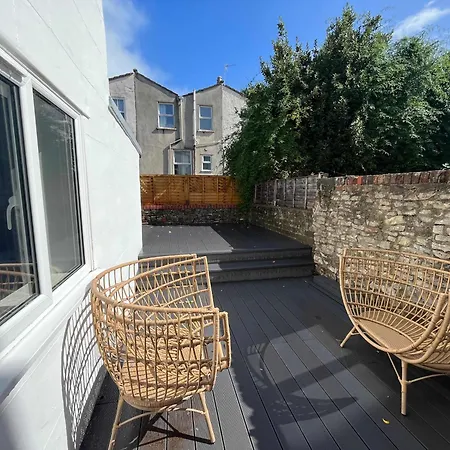 Two Bedroom Ground Floor Flat With Outdoor Space Apartment *